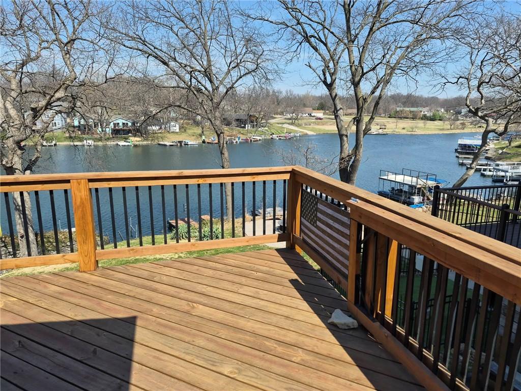 82 Beach Dr, Lake Tapawingo, MO 64015