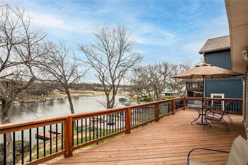 82 Beach Dr, Lake Tapawingo, MO 64015