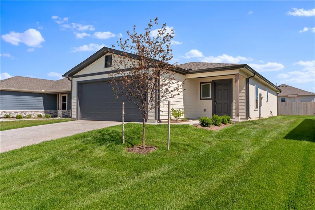 426 Rock Creek Dr, Tonganoxie, KS 66086