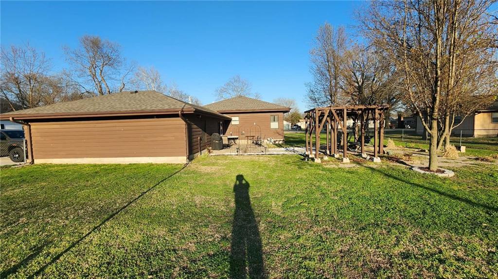 202 S High St, Arma, KS 66712