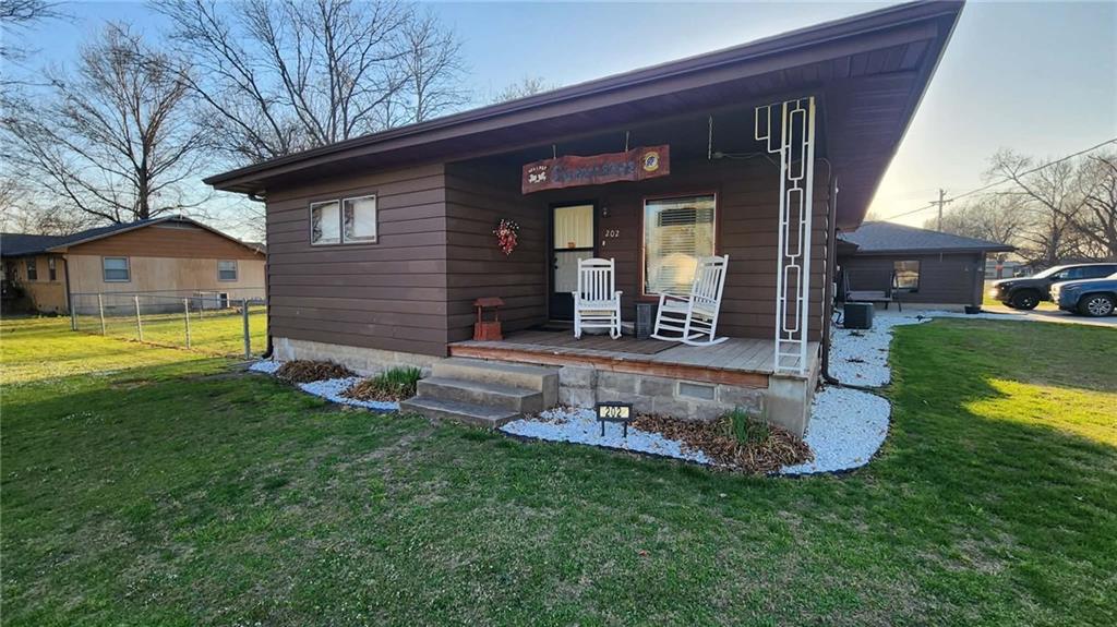 202 S High St, Arma, KS 66712