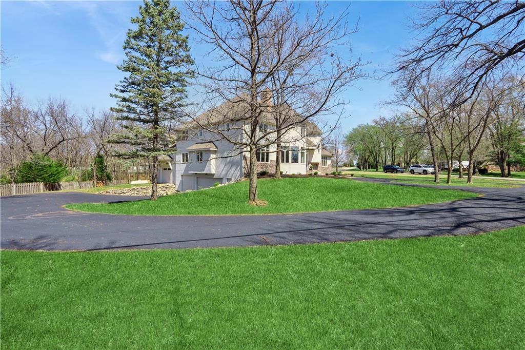 17010 Palos Verdes Dr, Stilwell, KS 66085