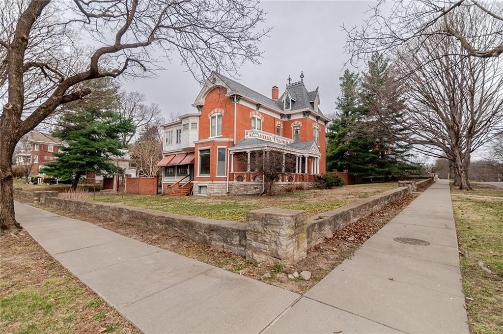 805 N 4 St, Atchison, KS 66002