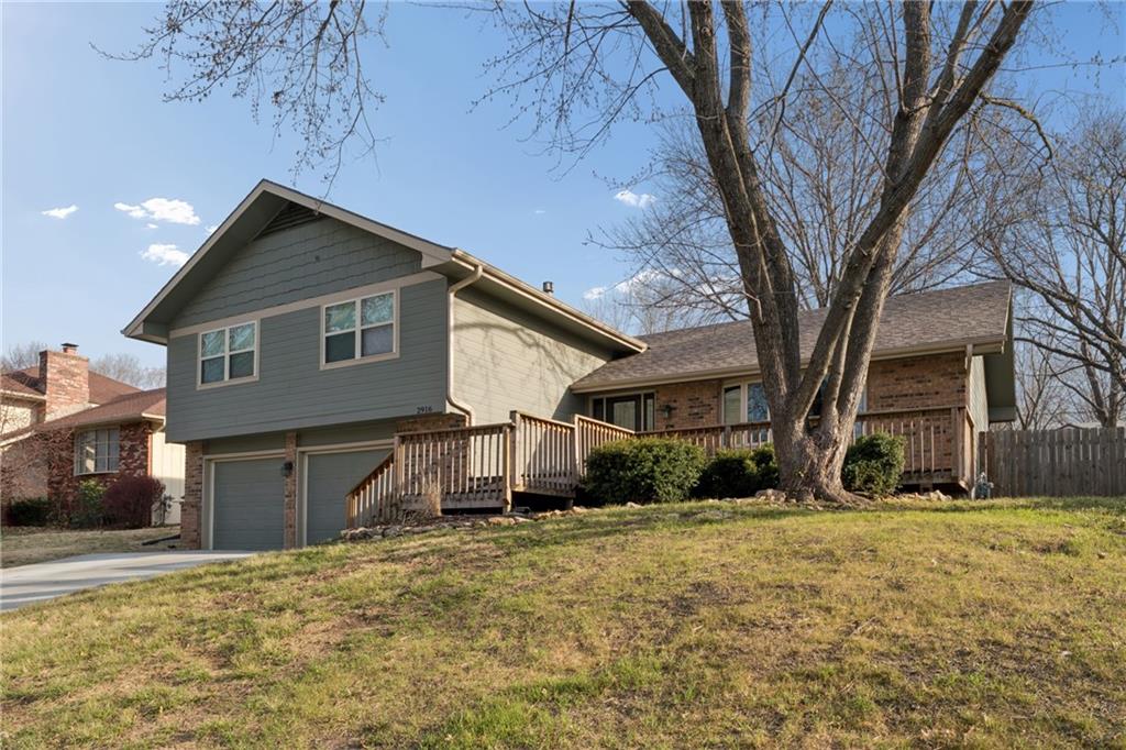 2916 Rimrock Dr, Lawrence, KS 66047