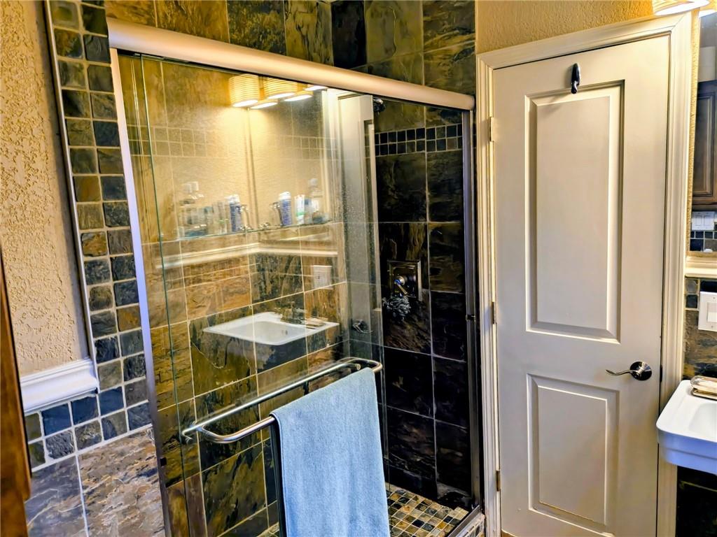 1108 W 46th St #6, Kansas City, MO 64112