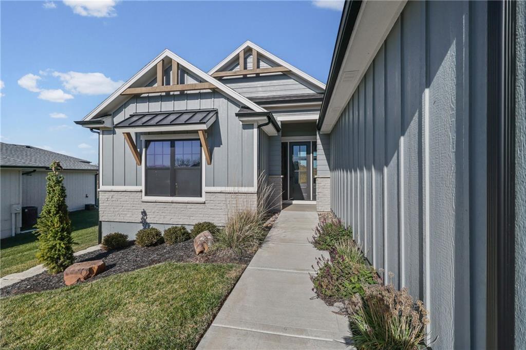 2200 S Quail Dr, Independence, MO 64057