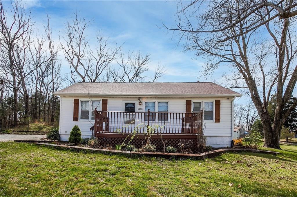 13201 NW Mohawk Rd, Parkville, MO 64152