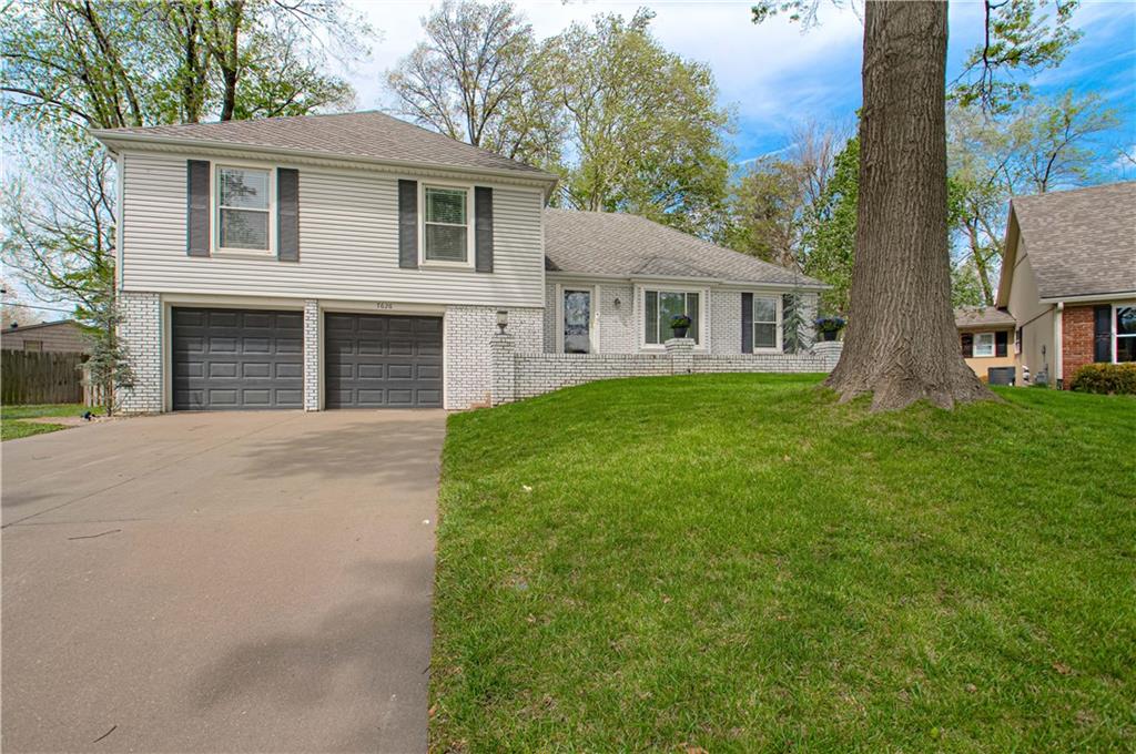7626 Canterbury Dr, Prairie Village, KS 66208