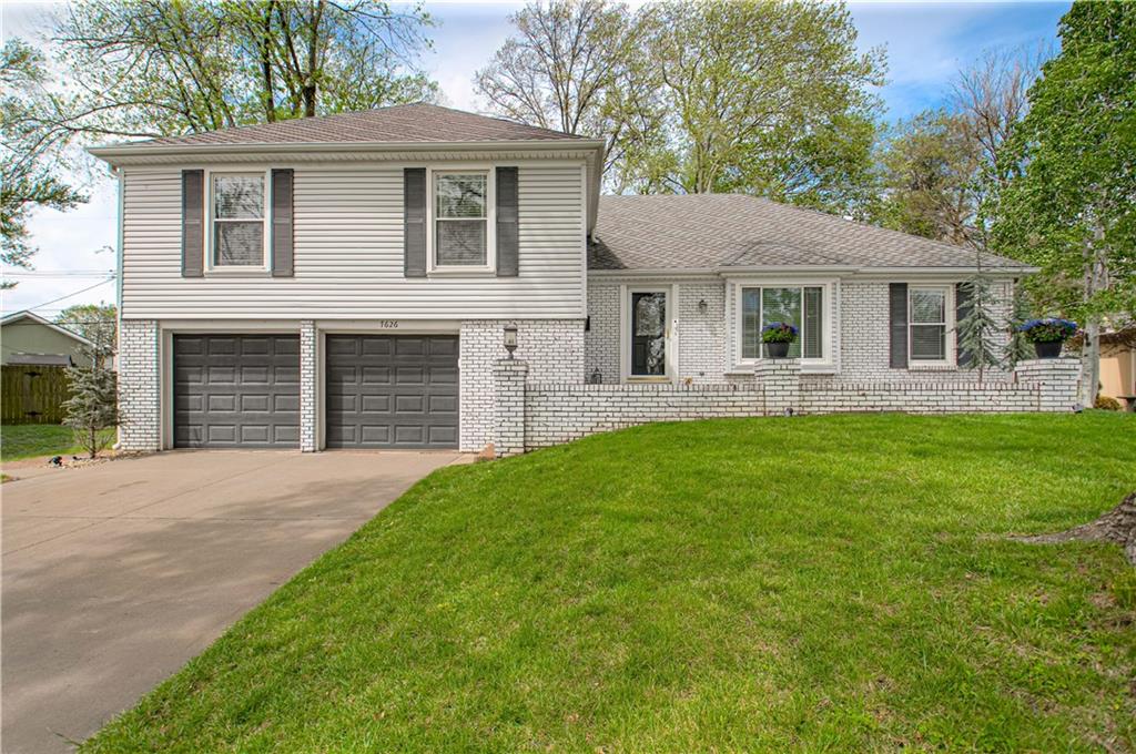 7626 Canterbury Dr, Prairie Village, KS 66208