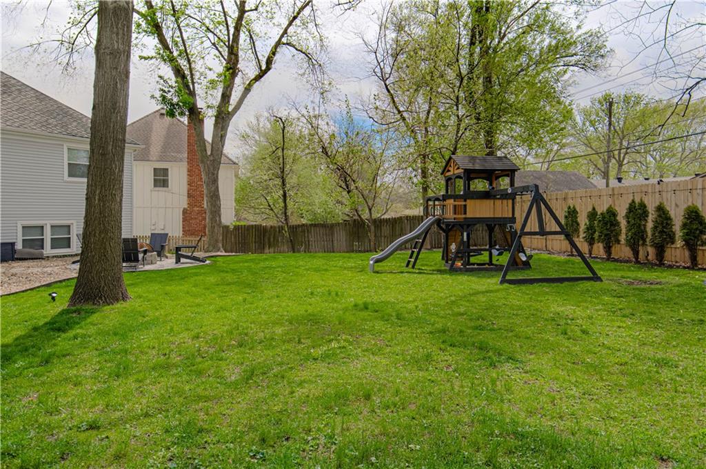7626 Canterbury Dr, Prairie Village, KS 66208