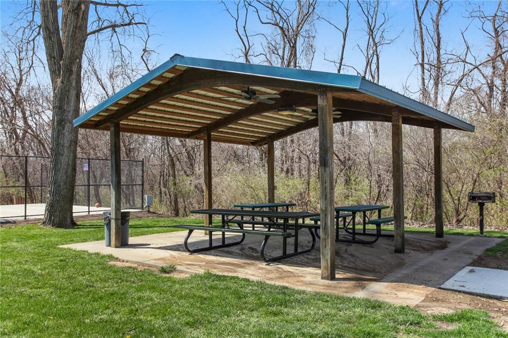 8216 NW Forest Dr, Weatherby Lake, MO 64152