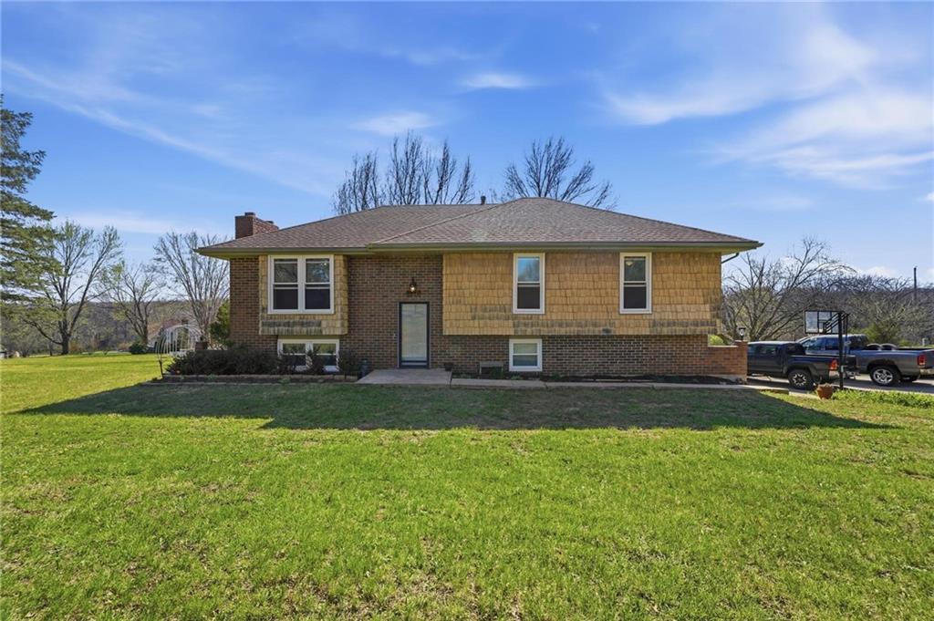 6470 SE Horseshoe Dr, Holt, MO 64048