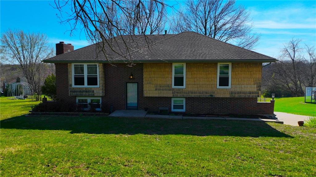 6470 SE Horseshoe Dr, Holt, MO 64048