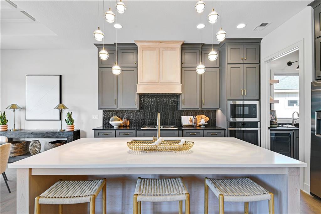 22121 W 93rd Ter, Lenexa, KS 66220