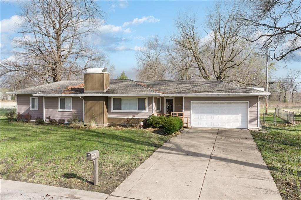 139 Woodland Rd, Lansing, KS 66043