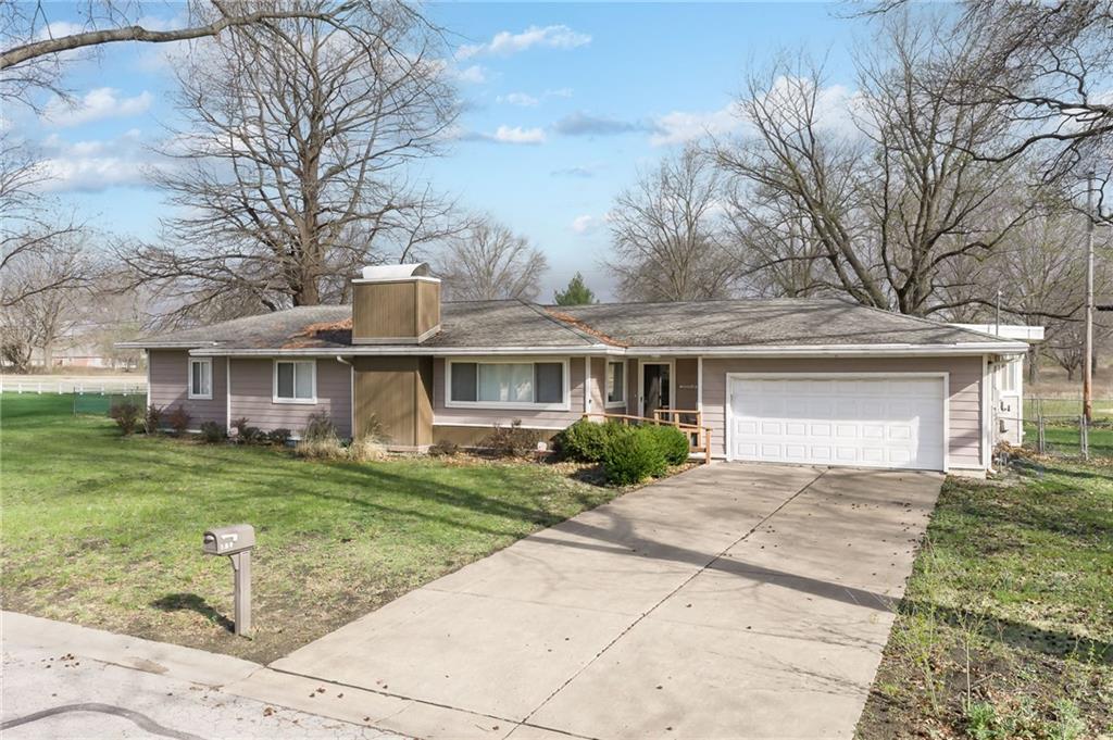 139 Woodland Rd, Lansing, KS 66043