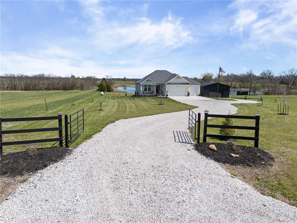 20410 N 207th St, Tonganoxie, KS 66086