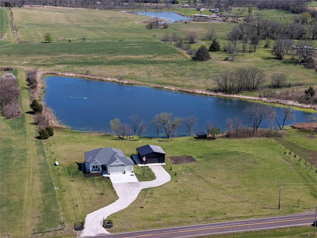 20410 N 207th St, Tonganoxie, KS 66086
