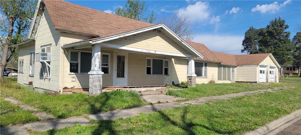 712 N 2nd St, Iola, KS 66749