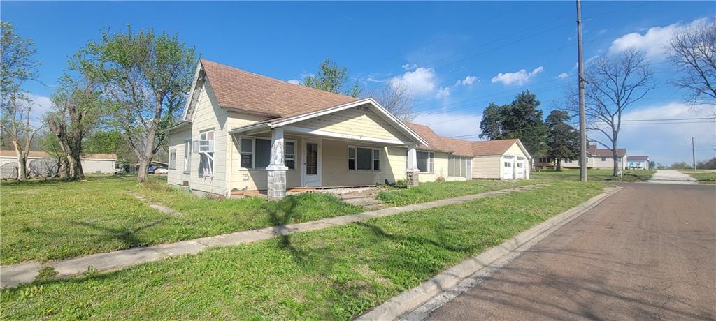 712 N 2nd St, Iola, KS 66749