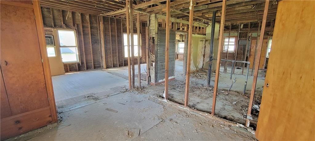 712 N 2nd St, Iola, KS 66749