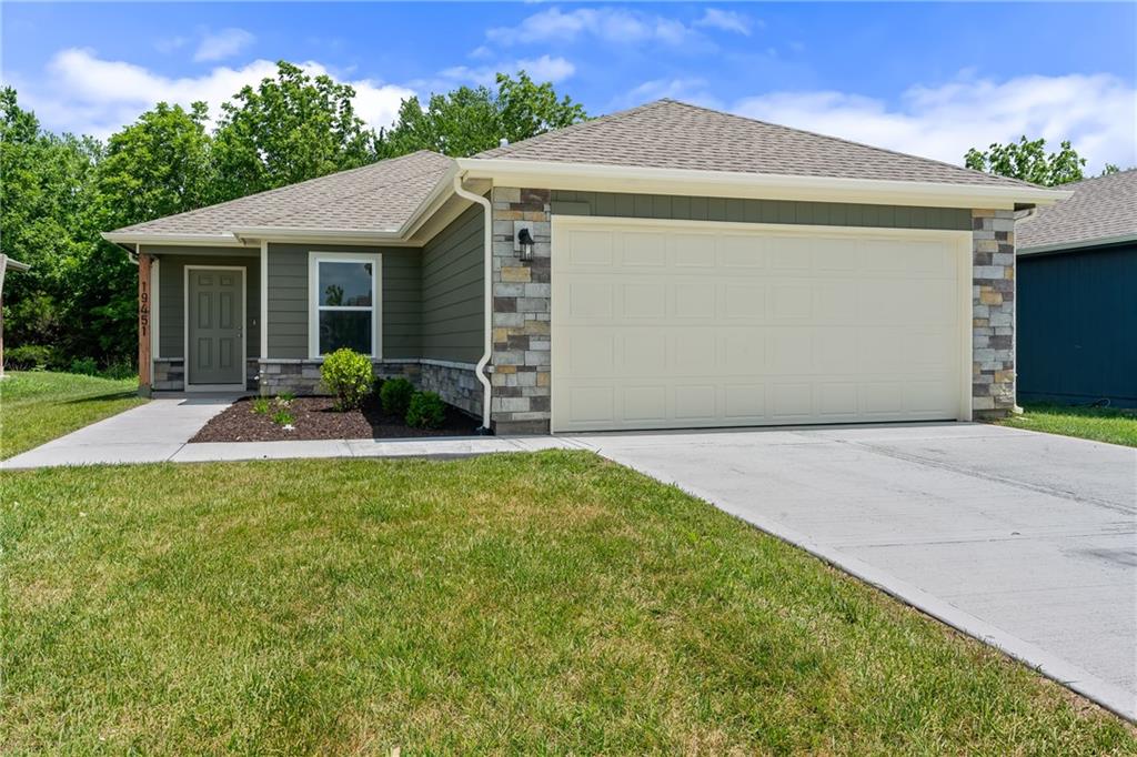 19451 Lincoln St, Spring Hill, KS 66083