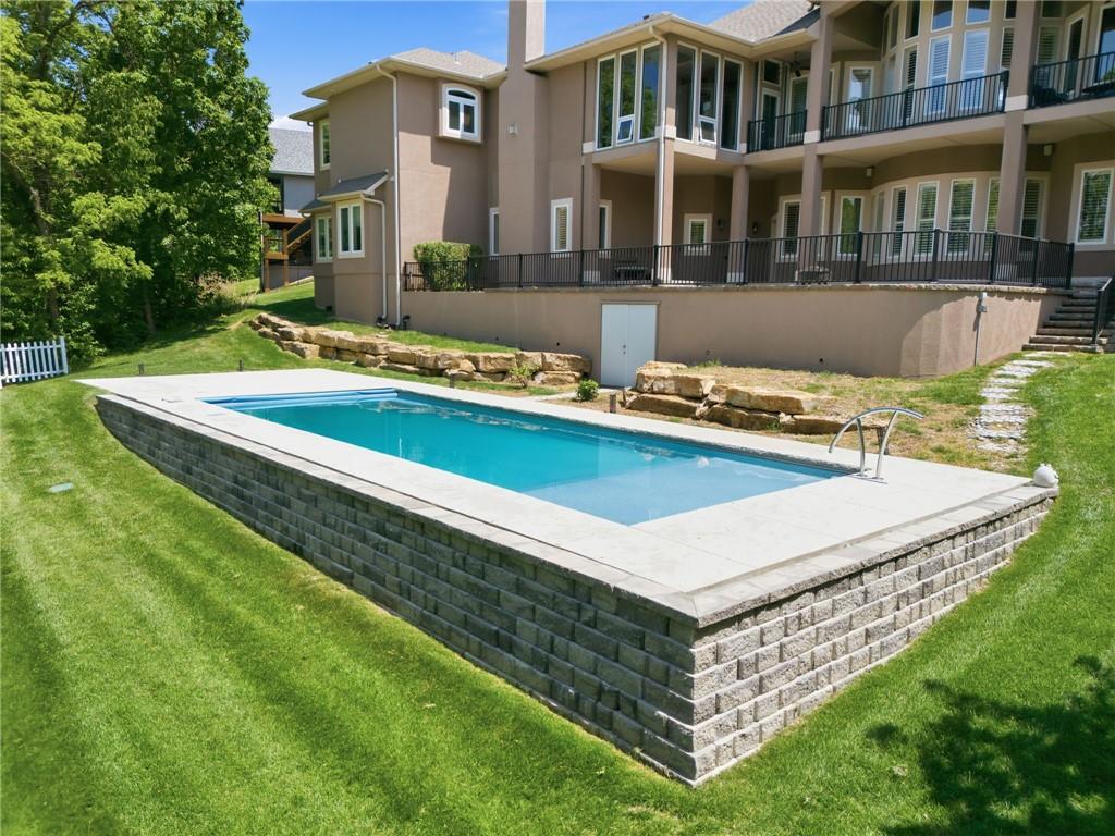 6930 NW White Pine Cir, Parkville, MO 64152