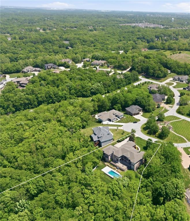 6930 NW White Pine Cir, Parkville, MO 64152