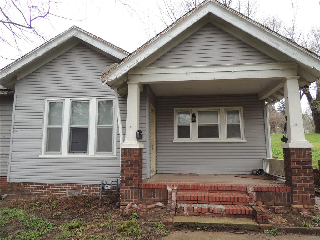 1321 S 17th St, St Joseph, MO 64507