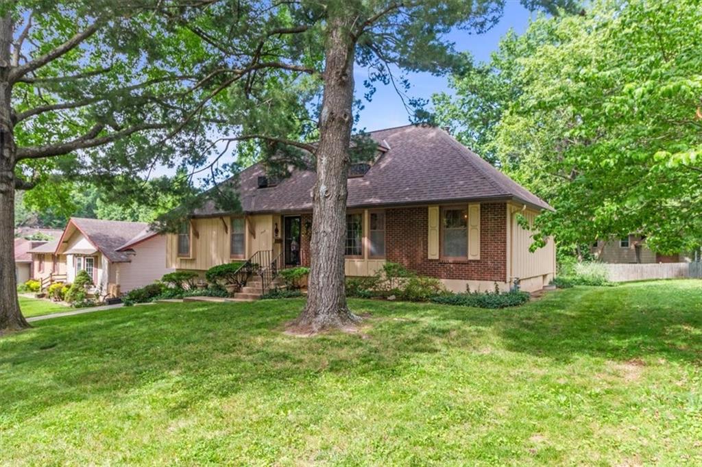 3908 Woodbury St, Independence, MO 64055