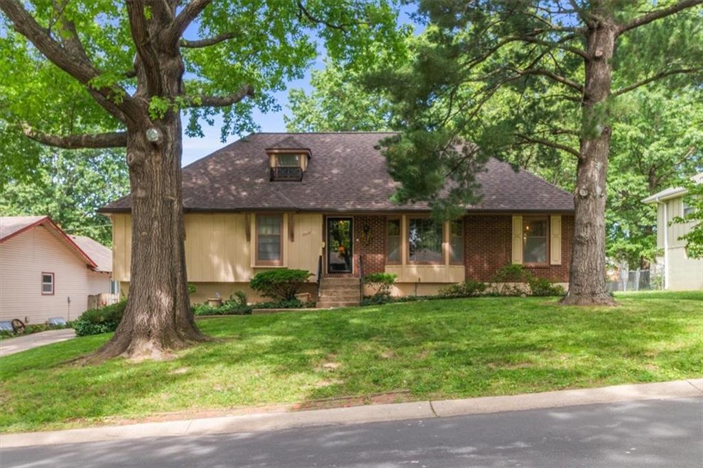 3908 Woodbury St, Independence, MO 64055