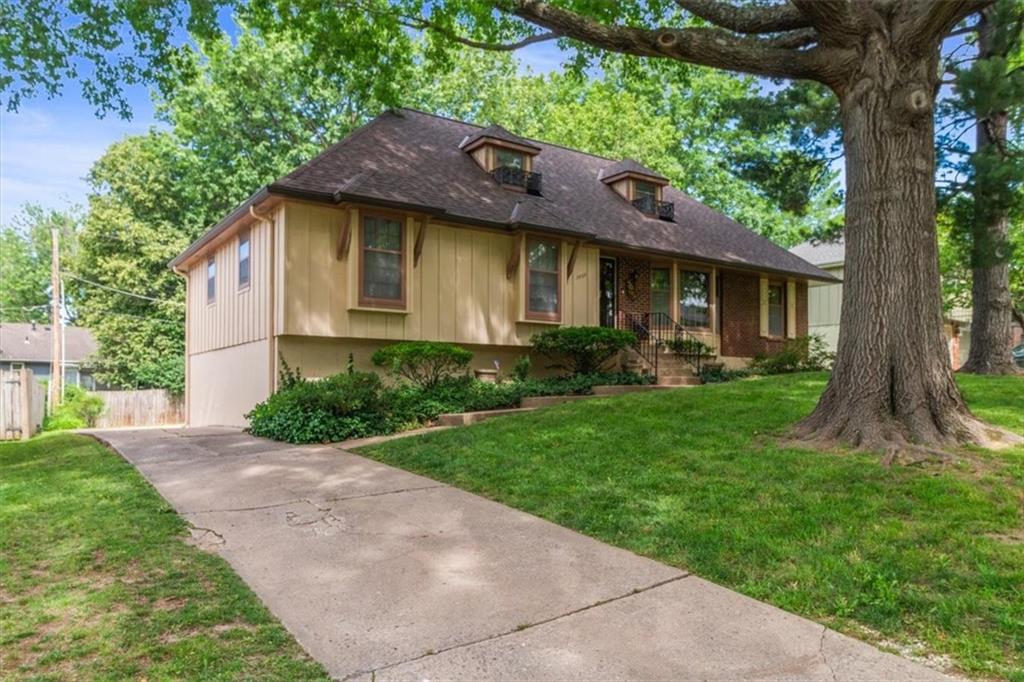 3908 Woodbury St, Independence, MO 64055