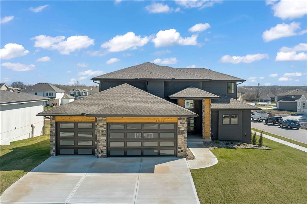 2608 NE Woodland Oak Dr, Lee's Summit, MO 64086
