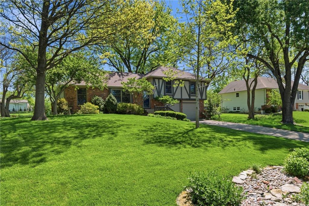 16537 Glenwood St, Stilwell, KS 66085