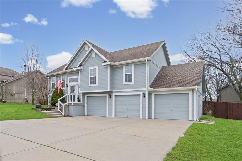 1404 NE 196th St, Smithville, MO 64089