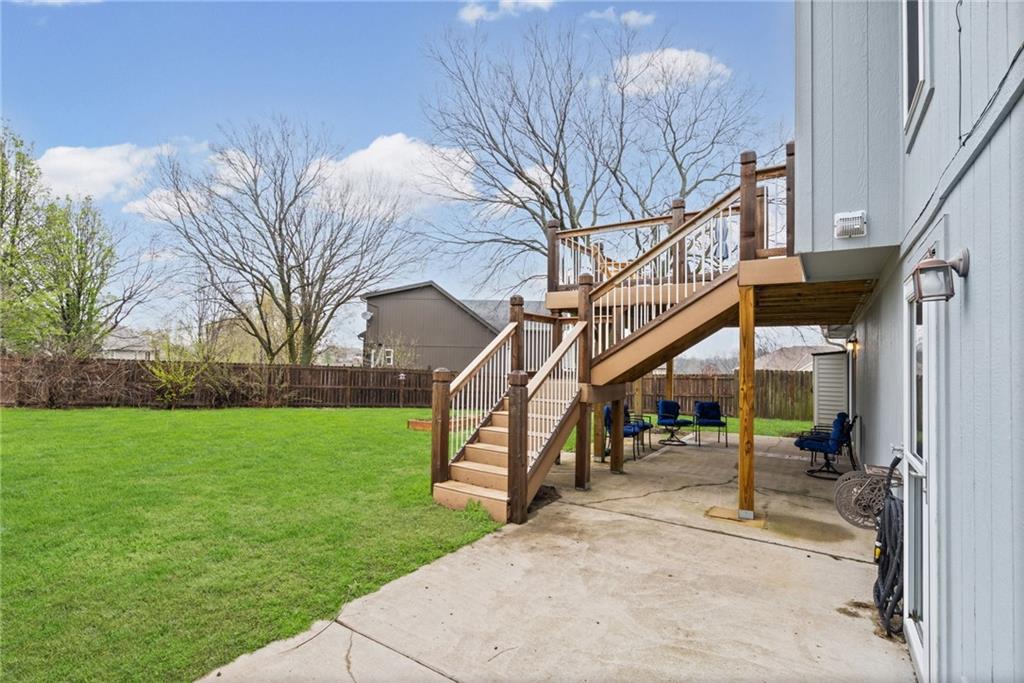 1404 NE 196th St, Smithville, MO 64089