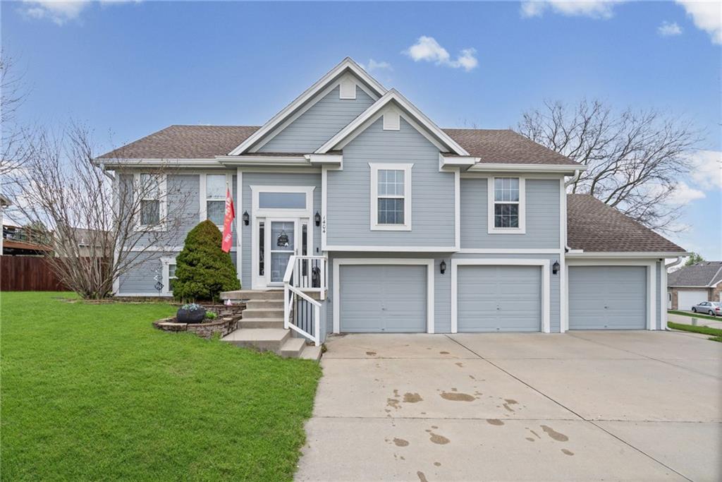1404 NE 196th St, Smithville, MO 64089