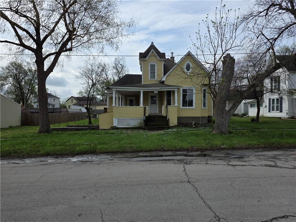 715 W 4th St, Cameron, MO 64429