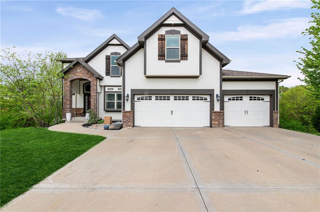 15190 N Cherry Ct, Parkville, MO 64152