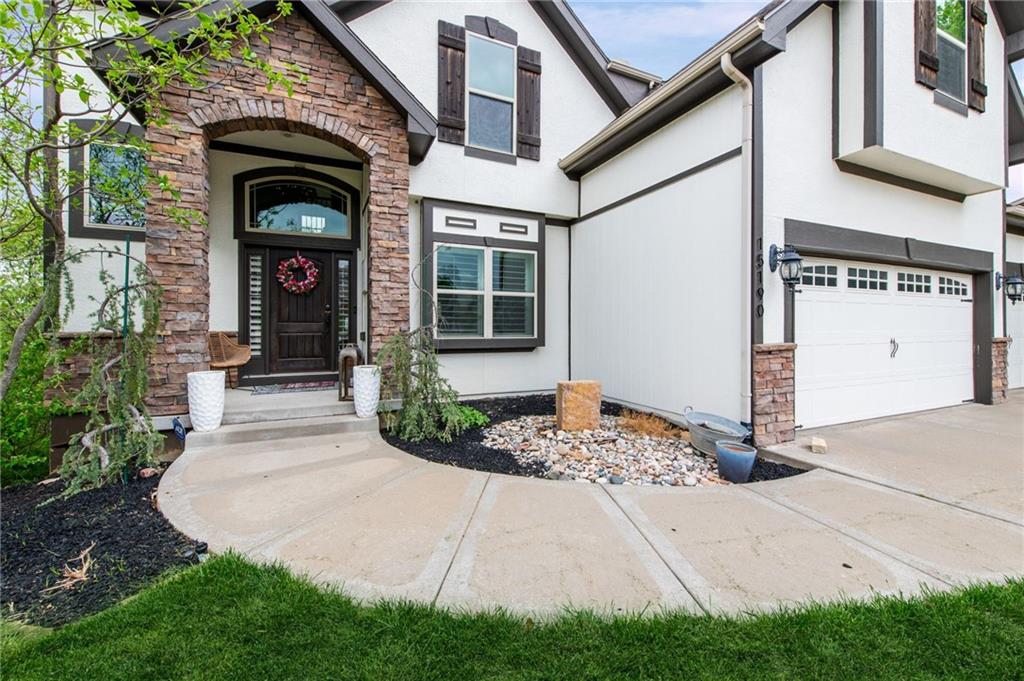 15190 N Cherry Ct, Parkville, MO 64152