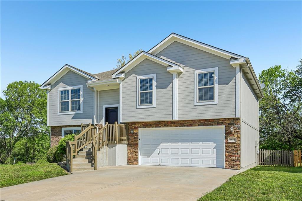 1614 NW Hilltop Ln, Grain Valley, MO 64029
