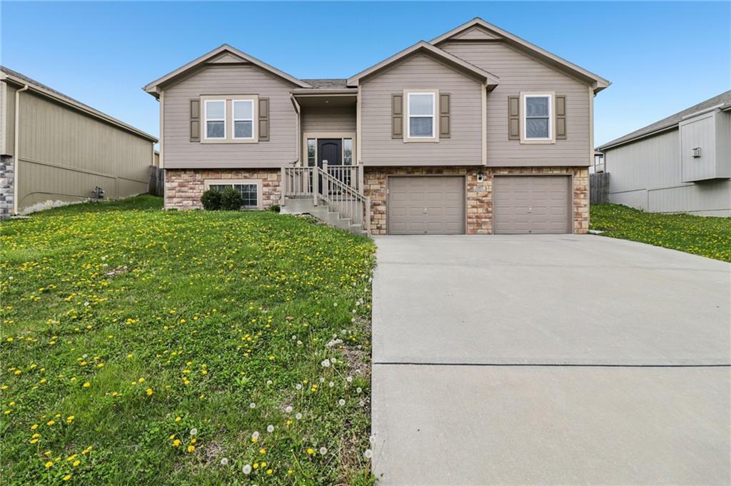 1307 NW Hilltop Ln, Grain Valley, MO 64029