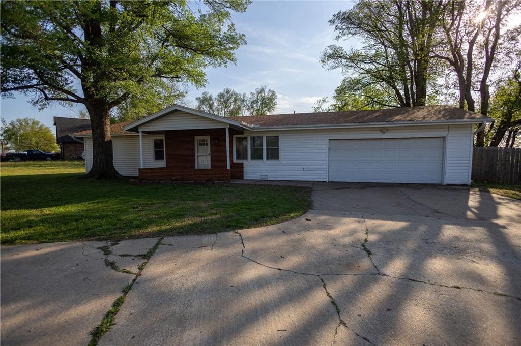 2411 Grand Ln, Independence, KS 67301