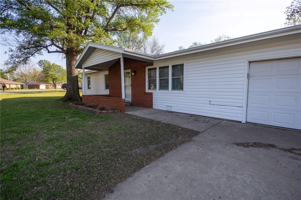 2411 Grand Ln, Independence, KS 67301