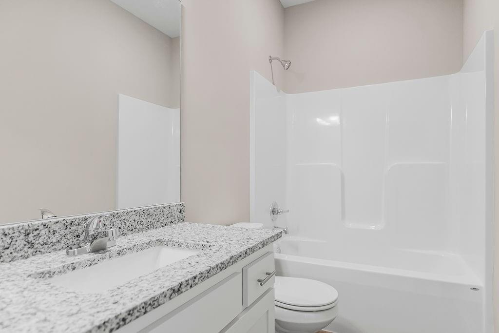 2521 SW Mitchell St, Oak Grove, MO 64075