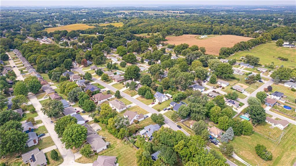 2 Chadwick Ln, Country Club, MO 64505