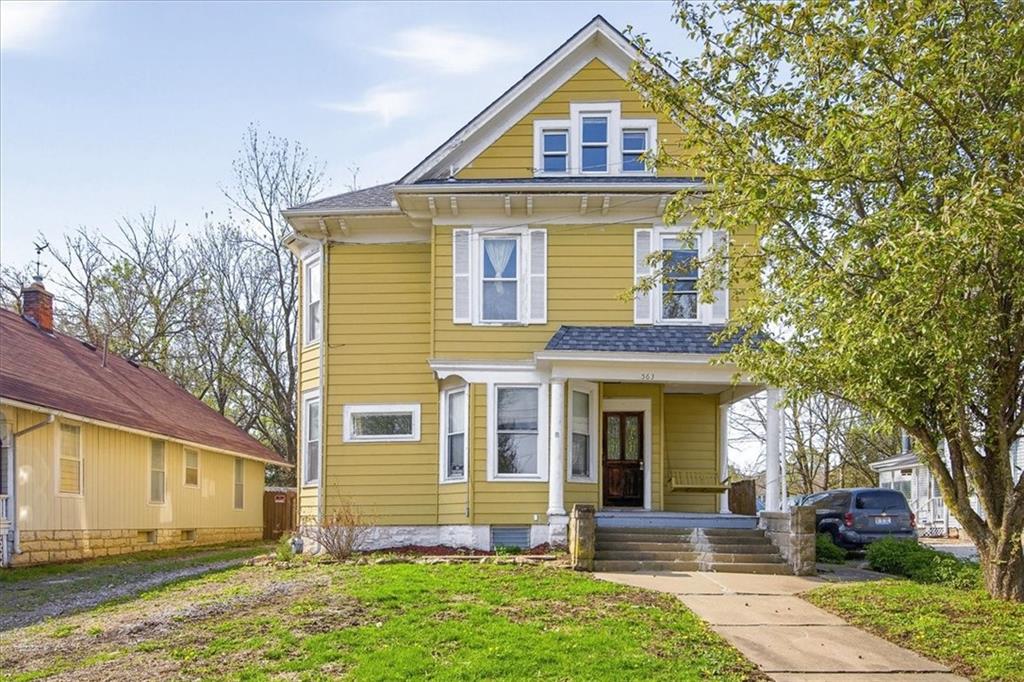 563 E Park St, Olathe, KS 66061