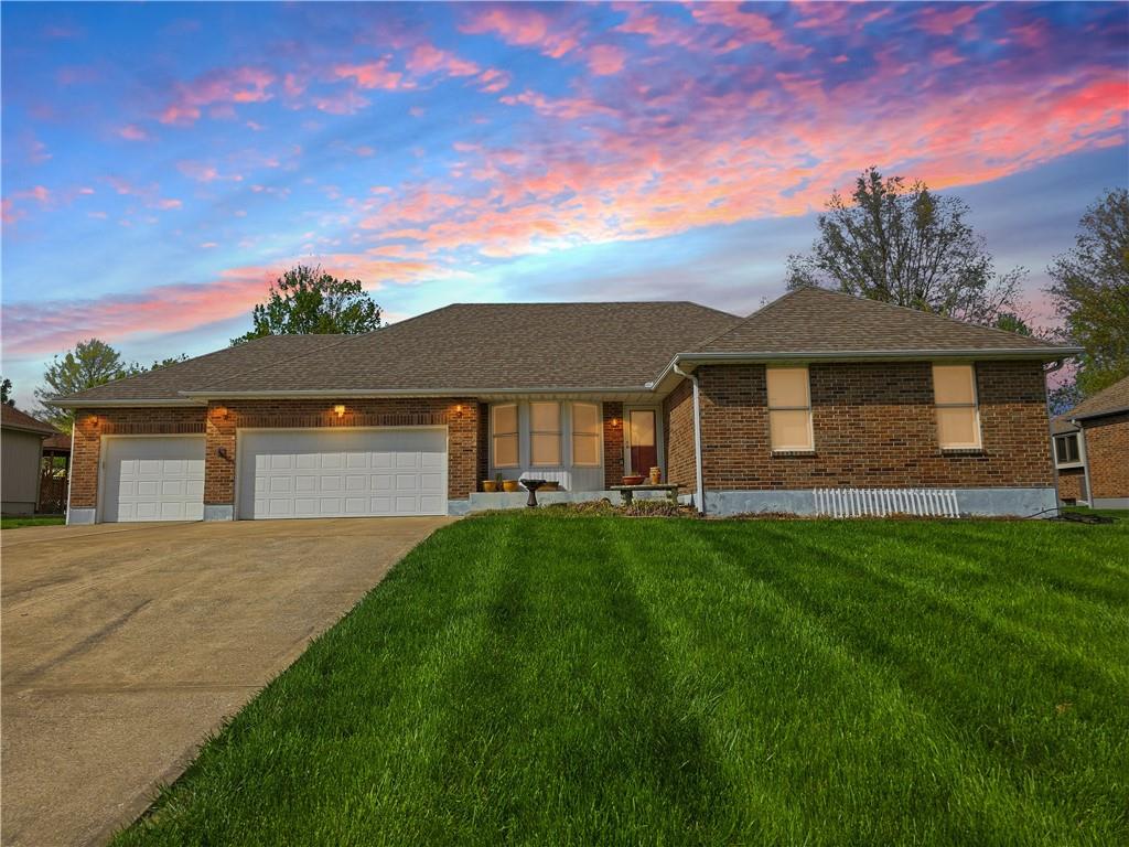 708 W 35th St, Higginsville, MO 64037