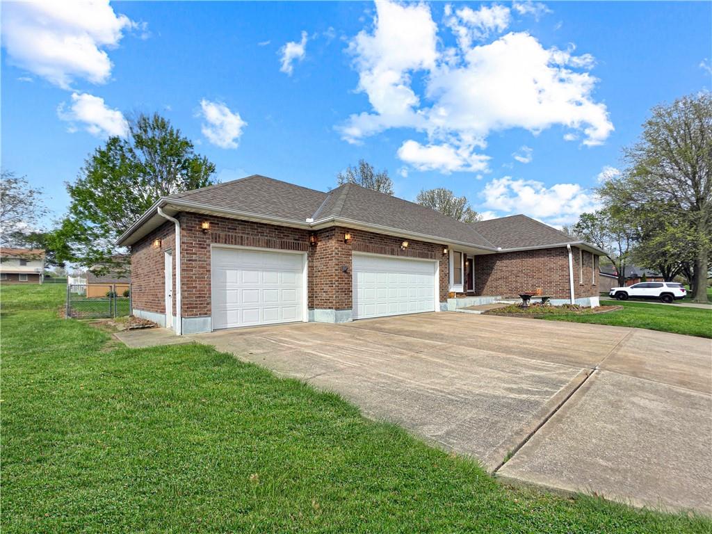 708 W 35th St, Higginsville, MO 64037
