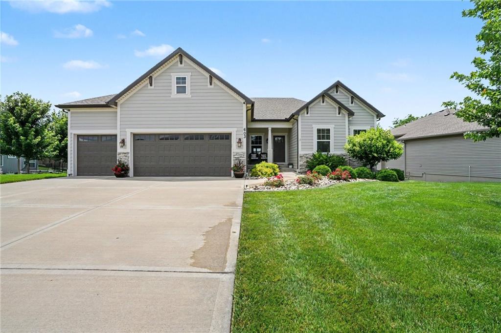 603 Rock Bridge Ct, Smithville, MO 64089